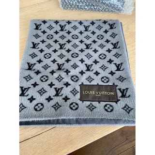 Louis Vuitton grey-wool-logomania-scarf